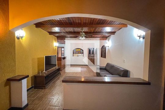 Casa à venda com 4 quartos, 376m² em Itaipu, Niterói
