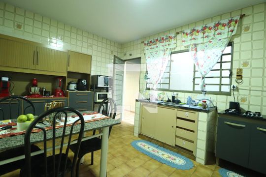 Cozinha de casa para alugar com 4 quartos, 299m² em Marta Helena, Uberlândia