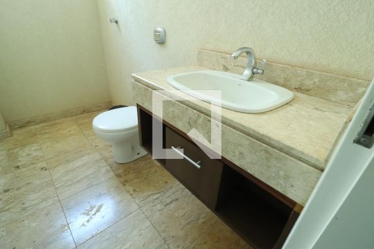 Banheiro Social 1 de casa para alugar com 5 quartos, 237m² em Jardim Karaíba, Uberlândia