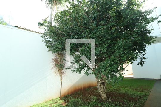 Quintal de casa para alugar com 5 quartos, 237m² em Jardim Karaíba, Uberlândia