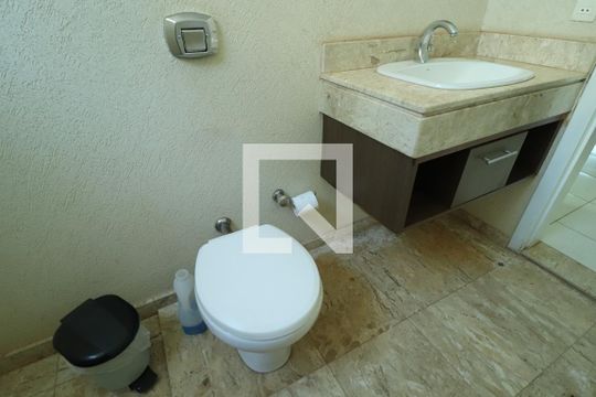 Banheiro Social 1 de casa para alugar com 5 quartos, 237m² em Jardim Karaíba, Uberlândia