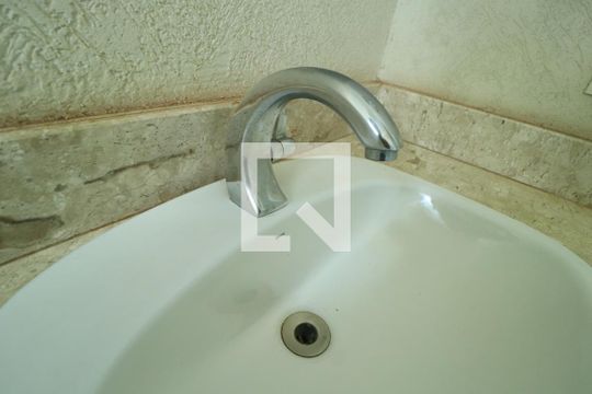 Banheiro Social 1 de casa para alugar com 5 quartos, 237m² em Jardim Karaíba, Uberlândia