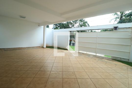 Garagem de casa para alugar com 5 quartos, 237m² em Jardim Karaíba, Uberlândia