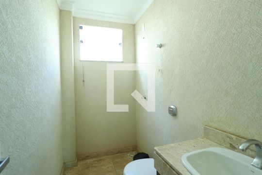 Banheiro Social 1 de casa para alugar com 5 quartos, 237m² em Jardim Karaíba, Uberlândia