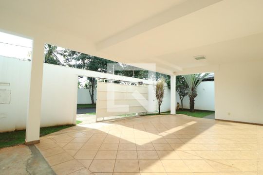 Garagem de casa para alugar com 5 quartos, 237m² em Jardim Karaíba, Uberlândia