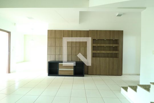 Sala de casa para alugar com 5 quartos, 237m² em Jardim Karaíba, Uberlândia