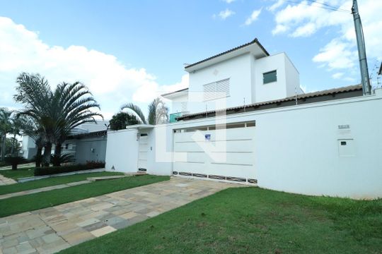 Fachada de casa para alugar com 5 quartos, 237m² em Jardim Karaíba, Uberlândia