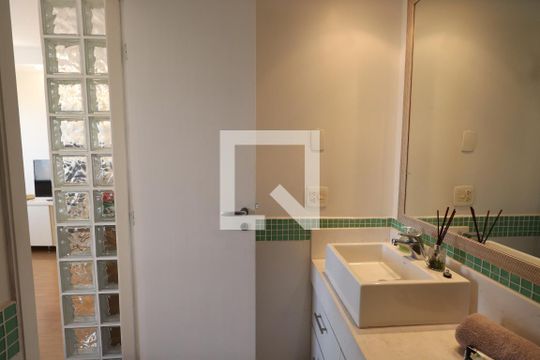 Banheiro de kitnet/studio para alugar com 1 quarto, 30m² em Tatuapé, São Paulo