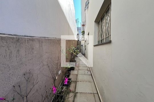 Escada de casa para alugar com 5 quartos, 200m² em Água Fria, São Paulo