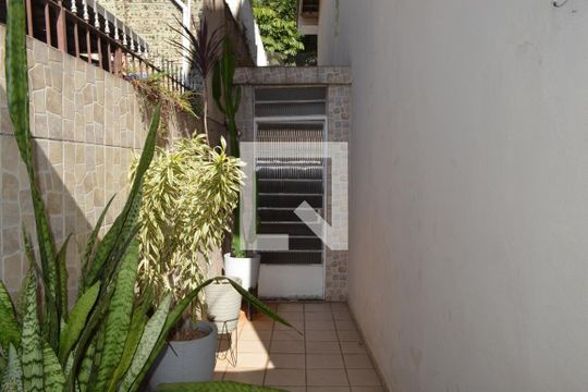 Corredor de casa à venda com 2 quartos, 220m² em Vila São José, São Paulo