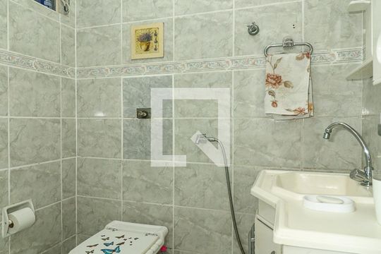 Banheiro de apartamento à venda com 2 quartos, 59m² em São Sebastião, Porto Alegre