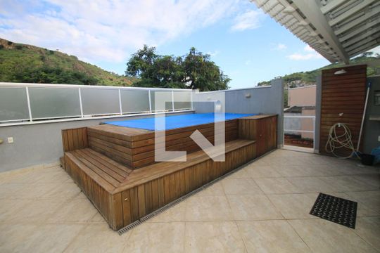 Piscina de casa à venda com 4 quartos, 225m² em Vila Kosmos, Rio de Janeiro