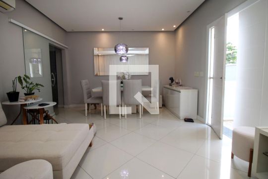 Sala de casa à venda com 4 quartos, 225m² em Vila Kosmos, Rio de Janeiro