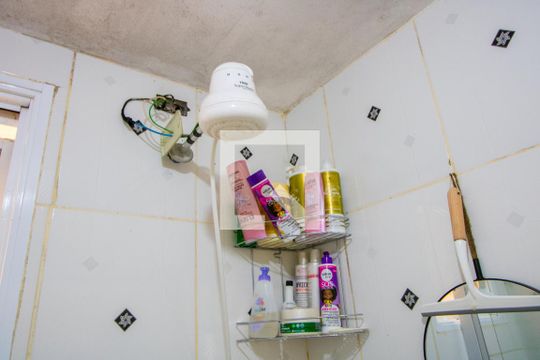 Banheiro de apartamento para alugar com 2 quartos, 50m² em Vila Eldizia, Santo André
