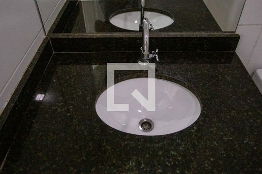 Banheiro de apartamento à venda com 2 quartos, 51m² em Centro, Diadema