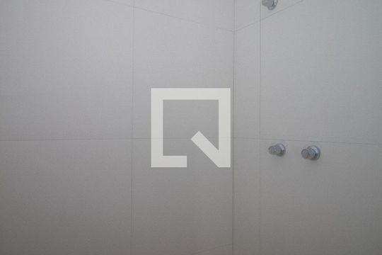 Banheiro de kitnet/studio para alugar com 1 quarto, 27m² em Partenon, Porto Alegre