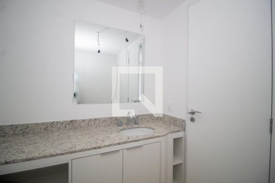 Banheiro de kitnet/studio para alugar com 1 quarto, 27m² em Partenon, Porto Alegre
