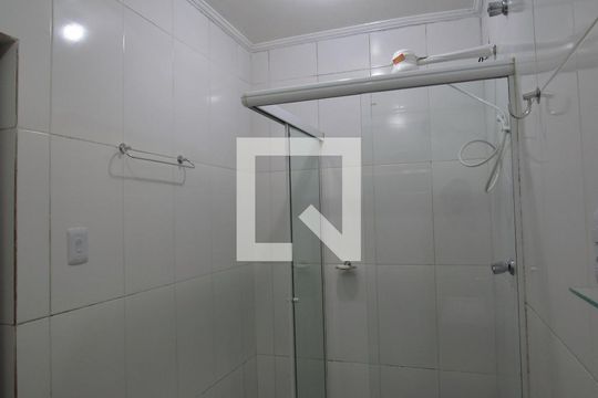Banheiro de casa para alugar com 1 quarto, 30m² em Ayrosa, Osasco