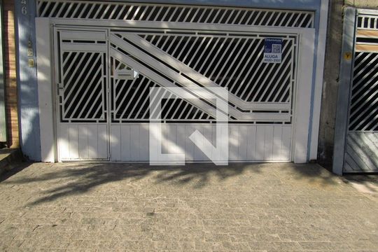 Fachada de casa para alugar com 1 quarto, 30m² em Ayrosa, Osasco