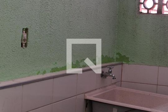 Lavanderia de casa para alugar com 1 quarto, 30m² em Ayrosa, Osasco