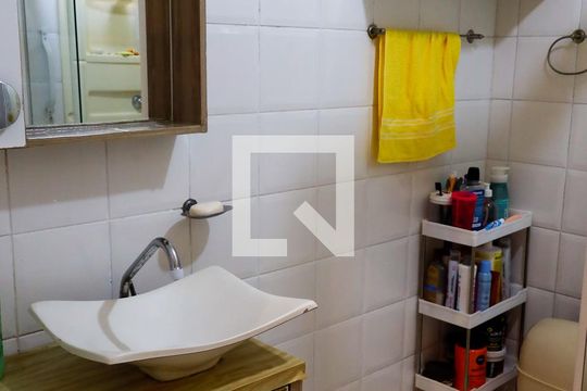 Banheiro de apartamento à venda com 2 quartos, 74m² em Jardim Sindona, Osasco