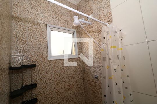 Banheiro de casa de condomínio para alugar com 2 quartos, 51m² em Maracanã, Praia Grande