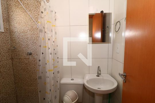 Banheiro de casa de condomínio para alugar com 2 quartos, 51m² em Maracanã, Praia Grande