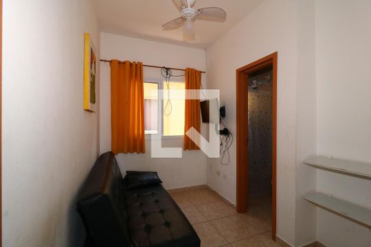 Sala de casa de condomínio para alugar com 2 quartos, 51m² em Maracanã, Praia Grande