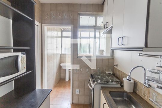 Cozinha de apartamento para alugar com 2 quartos, 55m² em Lourdes, Belo Horizonte