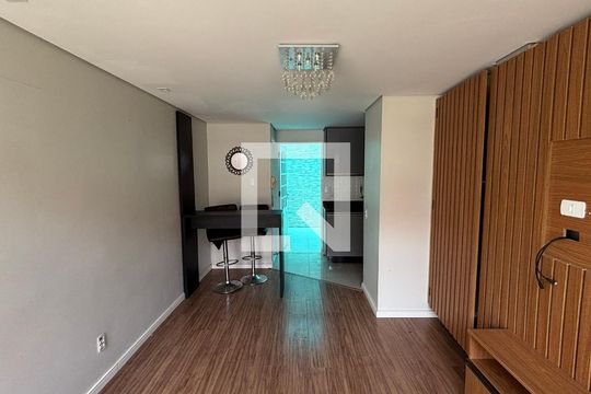 Sala  de casa de condomínio para alugar com 2 quartos, 100m² em Vila Homero Thon, Santo André