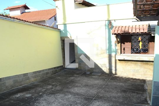 Área externa de casa à venda com 2 quartos, 580m² em Dom Silverio, Belo Horizonte