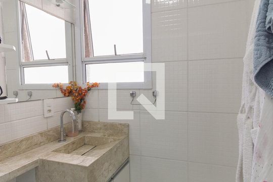 Banheiro de apartamento à venda com 2 quartos, 48m² em Conjunto Residencial José Bonifácio, São Paulo