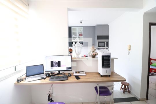 Sala de apartamento para alugar com 2 quartos, 65m² em Gávea, Uberlândia