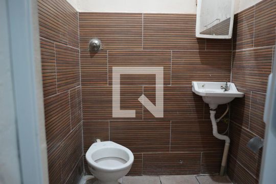 Banheiro de casa para alugar com 1 quarto, 30m² em Vila Invernada, São Paulo