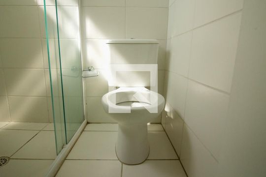 Banheiro de casa de condomínio à venda com 2 quartos, 90m² em Parque dos Bancarios, São Paulo