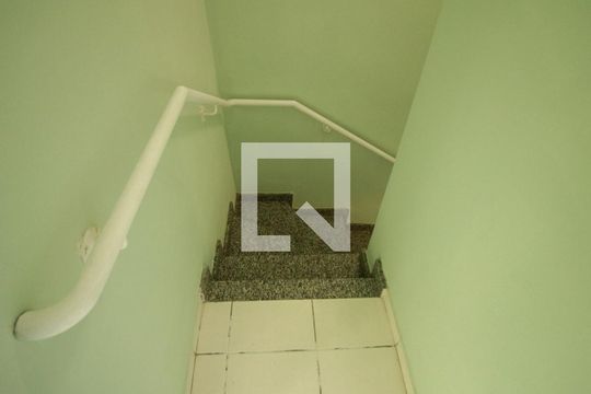 Escada de casa de condomínio à venda com 2 quartos, 90m² em Parque dos Bancarios, São Paulo