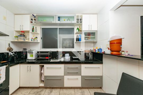 Cozinha de casa de condomínio à venda com 4 quartos, 176m² em Buritis, Belo Horizonte