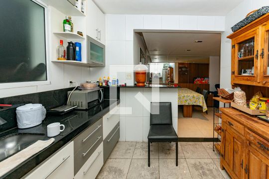 Cozinha de casa de condomínio à venda com 4 quartos, 176m² em Buritis, Belo Horizonte