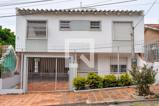 Fachada de casa para alugar com 4 quartos, 249m² em Teresópolis, Porto Alegre
