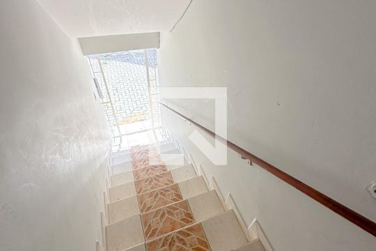 Escada de apartamento para alugar com 1 quarto, 40m² em Ingleses Norte, Florianópolis