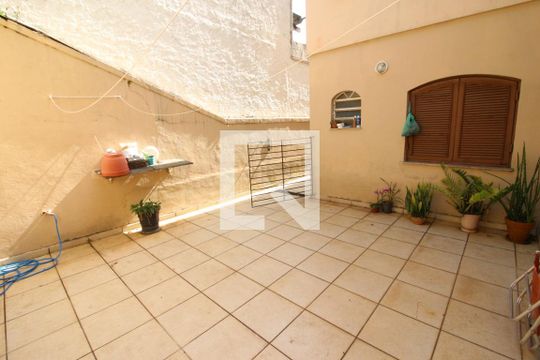 Quintal de casa à venda com 3 quartos, 180m² em Vila Yara, Osasco