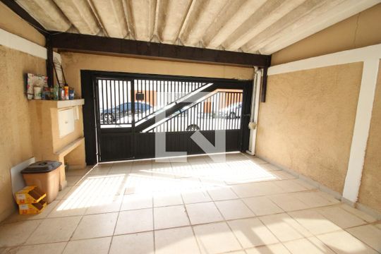 Garagem de casa à venda com 3 quartos, 180m² em Vila Yara, Osasco