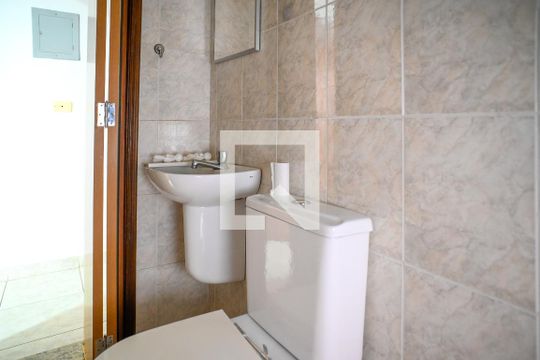 Lavabo de casa para alugar com 4 quartos, 220m² em Vila das Merces, São Paulo