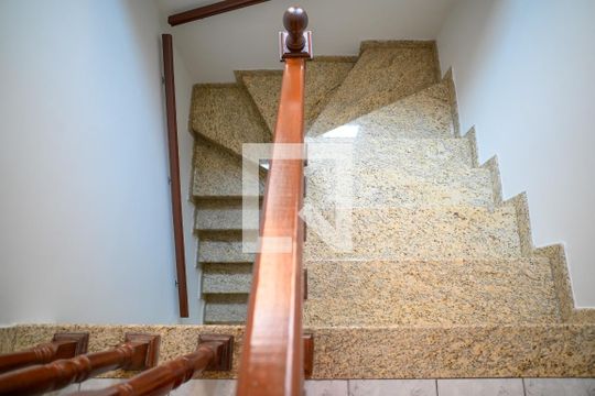 Escada de casa para alugar com 4 quartos, 220m² em Vila das Merces, São Paulo