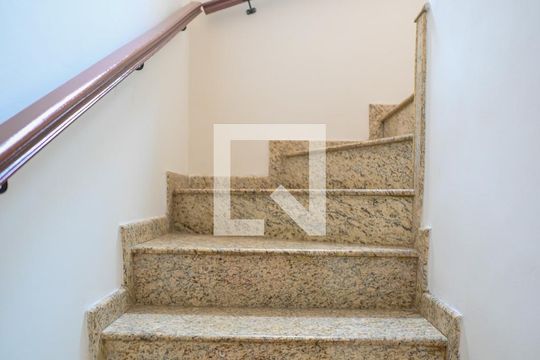Escada de casa para alugar com 4 quartos, 220m² em Vila das Merces, São Paulo