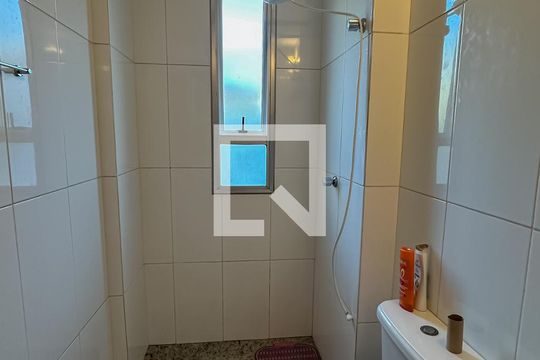 Banheiro de apartamento à venda com 2 quartos, 68m² em Vila Amaral, Belo Horizonte