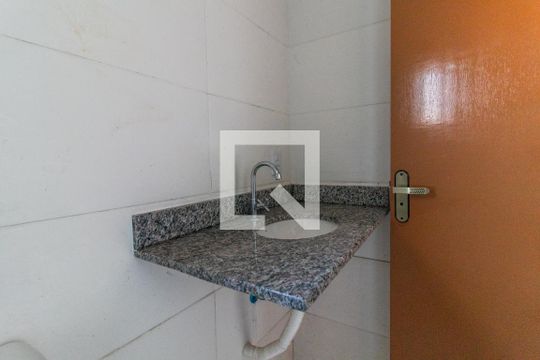 Banheiro de casa de condomínio à venda com 2 quartos, 130m² em Ipanema, Porto Alegre