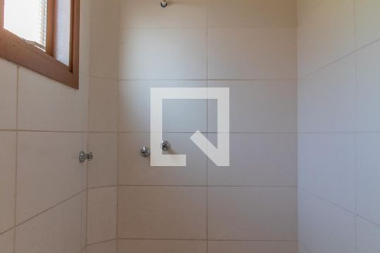 Banheiro de casa de condomínio à venda com 2 quartos, 130m² em Ipanema, Porto Alegre
