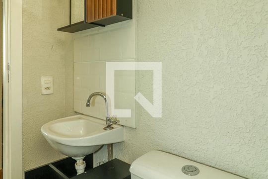 Banheiro de apartamento à venda com 2 quartos, 45m² em Sarandi, Porto Alegre