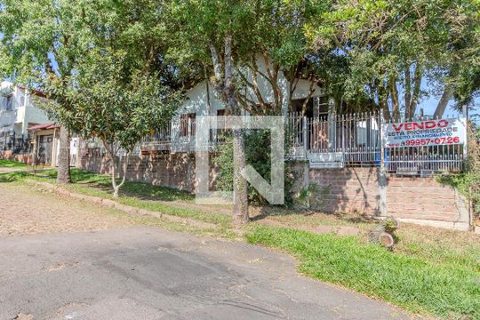 Fachada de casa à venda com 1 quarto, 48m² em Espírito Santo, Porto Alegre